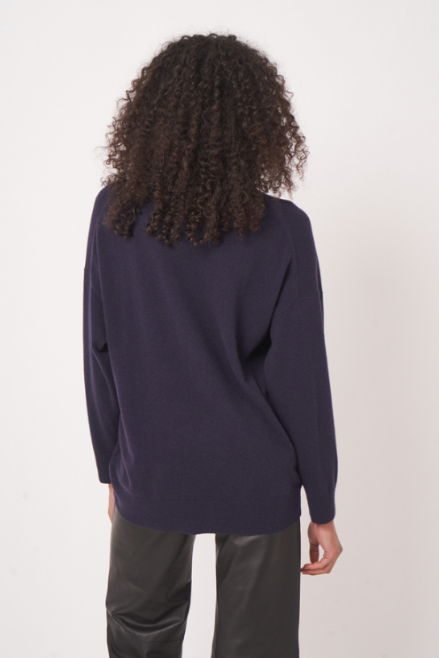 Knitted V Neck Pullover in Blackberry