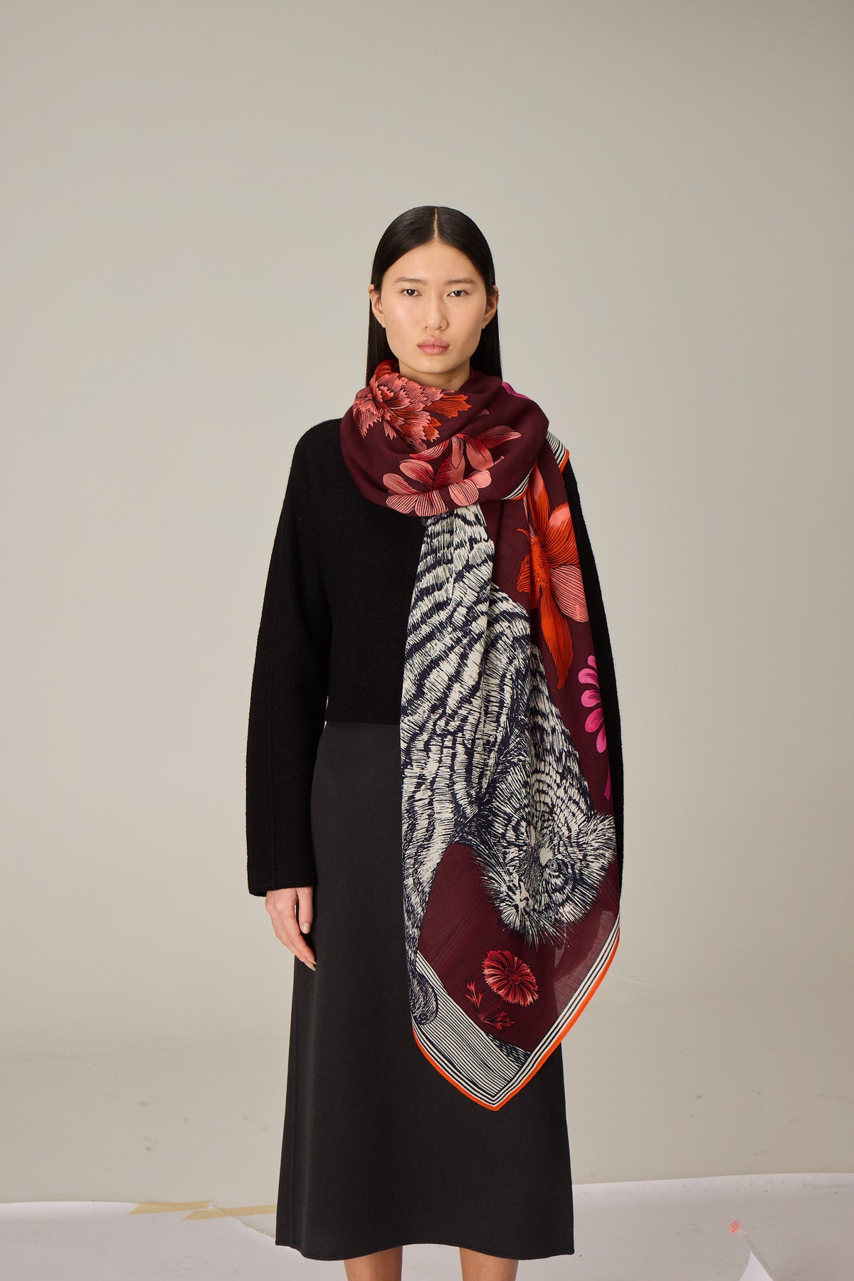 SQUARE / CARRE 130 GUSTAV BURGUNDY/BORDEAUX